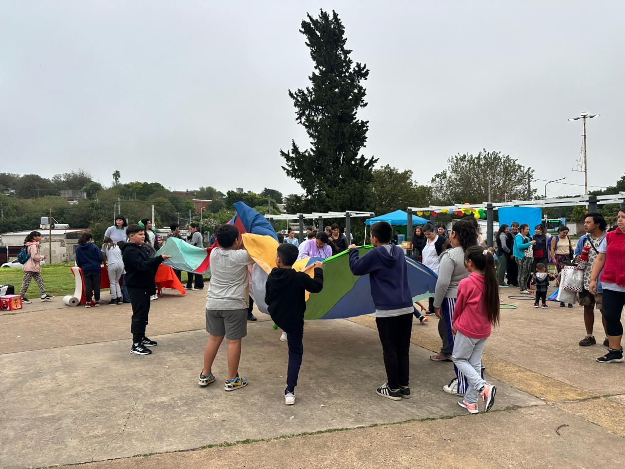 La jornada por la salud reunió a niños, jóvenes y vecinos en la plaza del barrio Anacleto Mediana