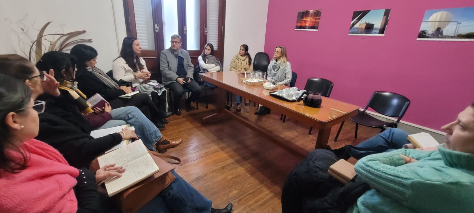 Reunión para coordinar acciones en la atención de personas mayores