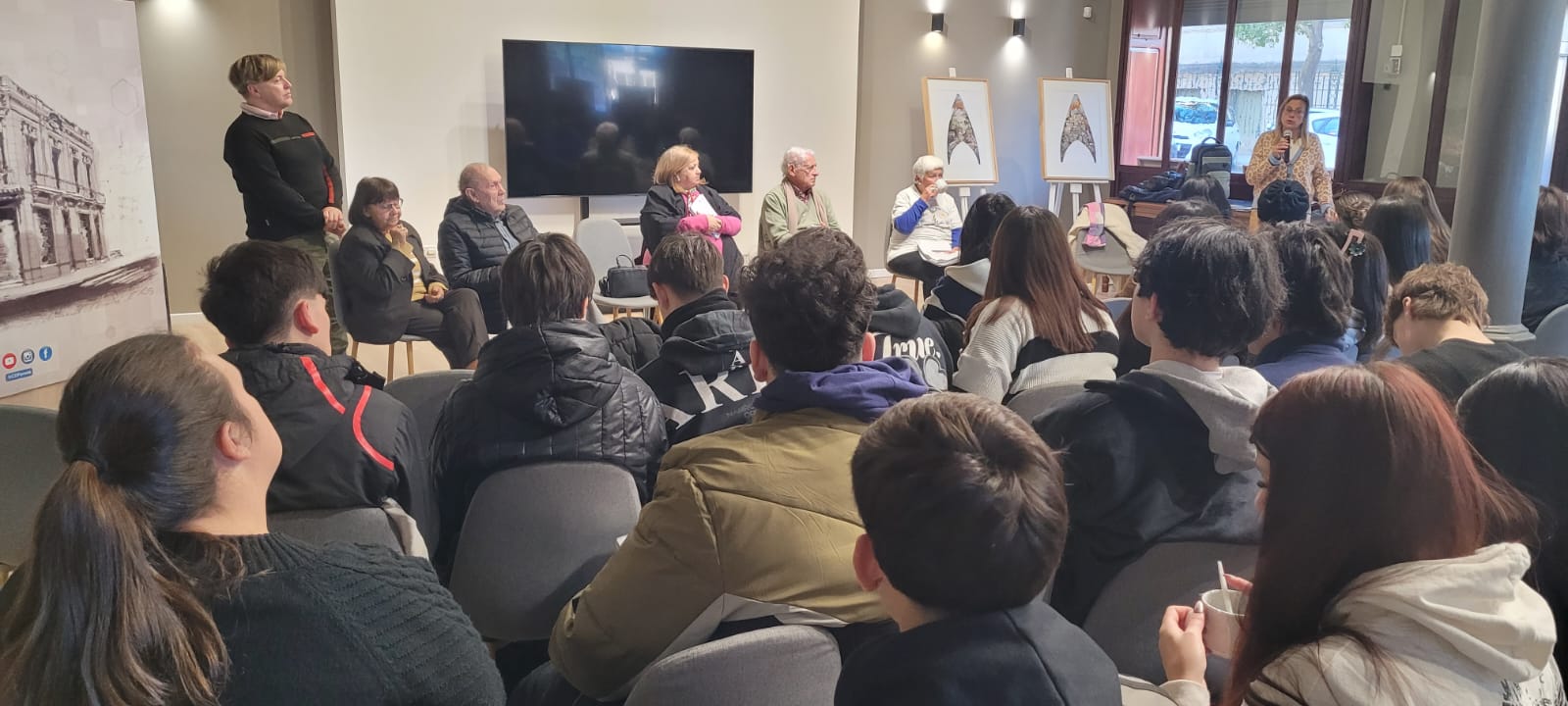 Encuentro de personas mayores y estudiantes para hablar de derechos